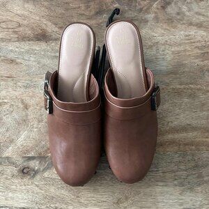 NEW 11 Women's Studded Platform Clogs